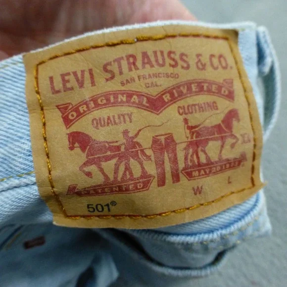 Levis 501 Jeans Mens 26x31 Light Wash Blue Denim Button Fly Straight - Picture 11 of 12